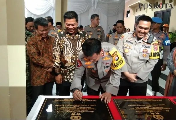 Kapolda Banten, Irjen Rudy Heriyanto didampingi Kapolres Serang AKBP Yudha Satria saat menandatangani 3 prasasti. (haryono)