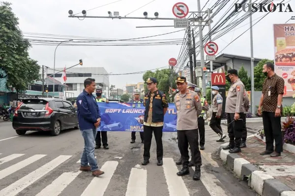 Foto : Peninjauan kamera ETLE di Jalan Daan Mogot, Kota Tangerang. (Poskota/M. Iqbal)