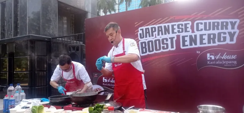 Chef Vindex Tengker membagikan resep kari dalam demo masak bertajuk Japanese Curry Boost Energy di Plasa Sudirman, Jakarta Selatan, Sabtu (1/1/2023). Foto: Ist