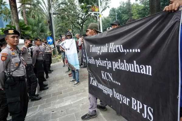 Massa buruh bongkar muat Pelabuhan Marunda, Jakarta Utara kembali menggepung Balai Kota DKI Jakarta. (Ist)