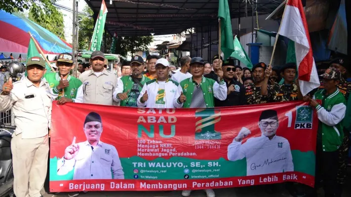 Ribuan warga lintas agama di Jakarta Utara, ikuti jalan sehat dalam rangka peringatan 1 Abad NU. (foto: deny)