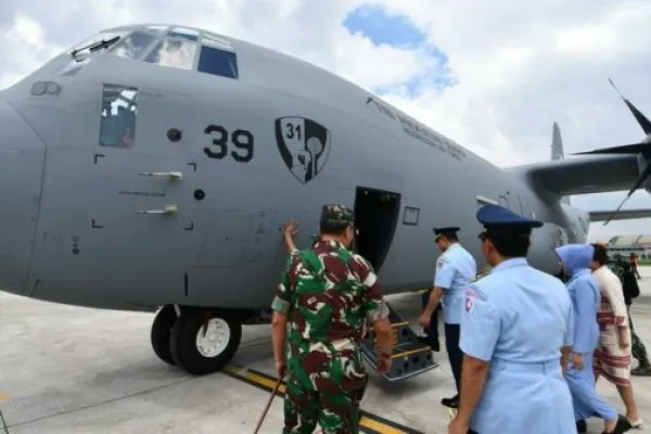 Kasau, Marsekal TNI Fadjar Prasetyo saat meninjau Pesawat C-130 J Super Hercules yang tiba di Lanud Halim Perdanakusuma. (foto: dispenau)