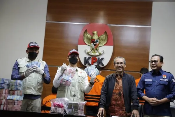 Foto: KPK menggelar jumpa pers kasus OTT melibatkan Bupati Meranti Muhammad Adil dan 27 orang lainnya. 3 orang Ditetapkan tersangka kasus pengadaan korupsi umroh. (Ist.)