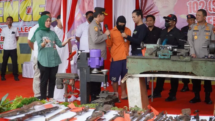 Foto: Tim Gabungan ‘Satgassus Rafflesia’ Polda Bengkulu membongkar lokasi home industry pembuatan senjata api (Senpi) illegal dan menyita 102 senjata laras panjang yang diduga mirip dengan AK-47. (Ist.)