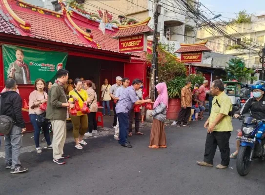 Foto: Yayasan Vihara Dharma Jaya Toasebio,  Jakarta Barat bekerja sama dengan komunitas Sobat Kevin Wu dalam membagi takjil kepada masyarakat yang melaksanakan ibadah puasa selama bulan ramadan.  (Ist.)