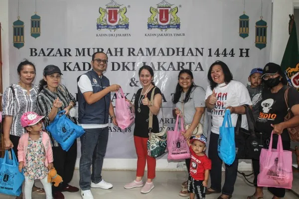 Foto: Kamar Dagang dan Industri Indonesia (Kadin) Jakarta Timur (Jaktim) menggelar bazar murah ramadan guna tekan inflasi. (Ist.)