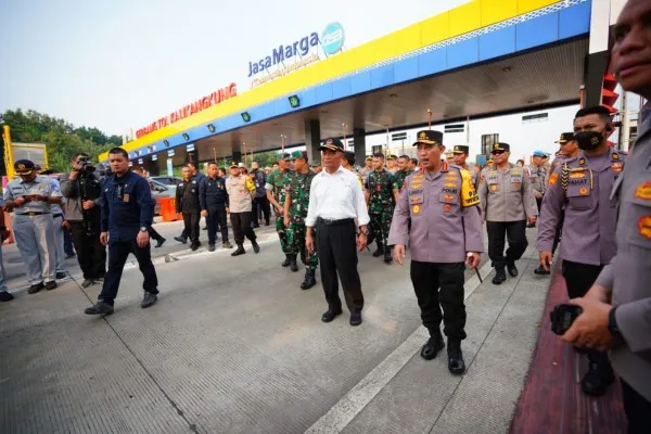 Foto: Kapolri Jendral Listyo Sigit Prabowo meninjau Operasi Ketupat di Gerbang Tol Kalikangkung, Jawa Tengah, ia menyebut jumlah pemudik naik 300 persen via tol. (Ist.)