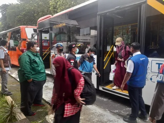 Foto: 385 Warga Negara Indonesia (WNI) dari Sudan tiba di tanah air dibawa ke Asrama Haji Pondok Gede, Jakarta Timur. (Ifand)