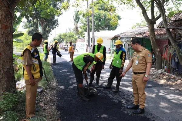 Foto: Dinas Bina Marga dan Sumber Daya Air Kabupaten Tangerang memperbaiki 11 jalan rusak di Kabupaten Tangerang. (Ist.)