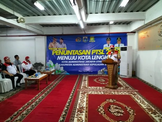 Foto: BPN Jakarta Utara menyerahkan sertifikat PTSL kepada warga di Kantornya. (Ist.)