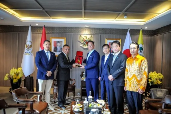 Foto: Wakil Ketua DPR RI Lodewijk F. Paulus saat bertukar cenderamata usai menerima kunjungan Delegasi dan Anggota Parlemen Jepang. (ist)