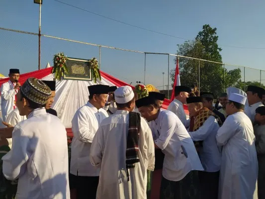 Menhan Prabowo bersalaman dengan warga usai salat Idul Adha. Ist