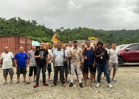 Foto: Tim Imigrasi Kelas II TPI Kabupaten Biak, Papua Tengah mengecek administratif pekerja WNA di tambang emas PT Kristalin Ekalestari, Nabire. (Ist.)