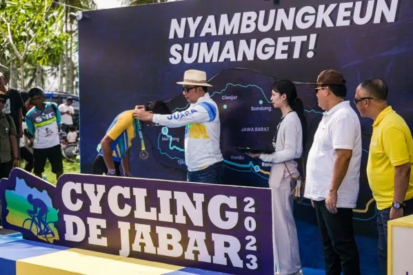 Gubernur Jawa Barat, Ridwan Kamil saat memberi pelakat kepada peserta Cycling de Jabar 2023. ist