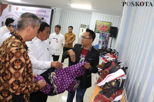 Foto: Sepatu Sebatik asal Kabupaten Tangerang diekspor ke Belanda. Sepatu yang diproduksi PT Sepatu Indonesia Jaya dibuat di wilayah Cikupa, Kabupaten Tangerang, Banten dilepas oleh Sekda Moch. Maesyal Rasyid. (Poskota/Veronica Prasetio)