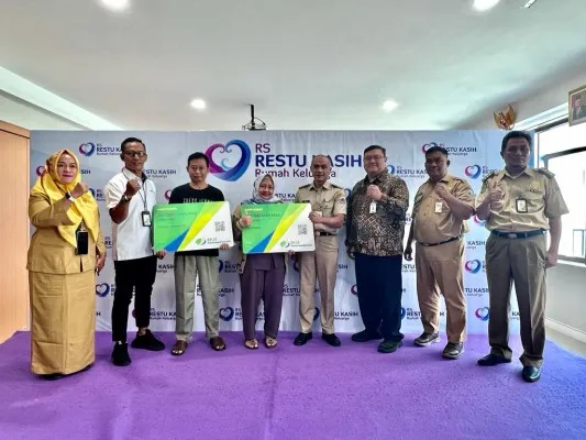 Foto: BPJS Ketenagakerjaan Cabang Ceger Jakarta bersama CSR RS Restu Kasih memberikan perlindungan 100 Pedagang di Pasar Kramat Jati, Jakarta Timur. (Ist.)