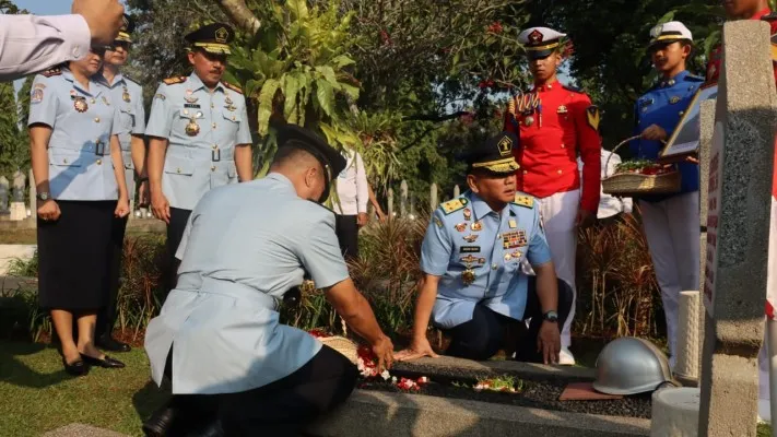 Sekjen Kemenkum HAM, Komjen. Pol. Andap Budhi Revianto dan jajaran melakukan ziarah dan tabur bunga di TPM Kalibata. (Ist)