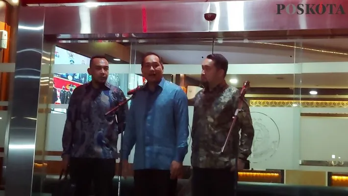 Eks Mendag M Lutfi (tengah batik biru) beri keterangan hasil pemeriksaan penyidik terhadap dirinya. (Angga)