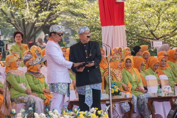 Gubernur Jawa Barat, Ridwan Kamil bersama Dirut bank bjb Yuddy Renaldi saat HUT Jabar. ist