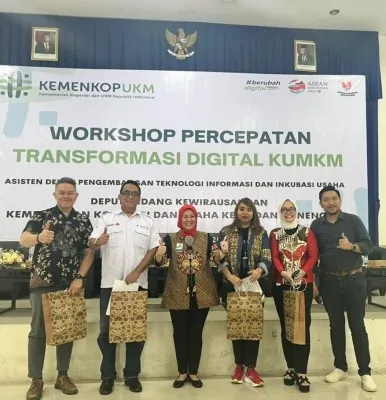 Asdep Kewirausahawan Kemenkop UKM RI, Christina Agustin (kanan), Head of Sustainability and Internal Communication XL Axiata, Yudha Perdana (kiri), dan Pemilik Bisnis Markonah sekaligus UMKM binaan Sisternet, Yuliana Aqni (tengah), pada rangkaian kegiatan Road to Indonesia Start up Ecosystem Summit (ISES) 2023.