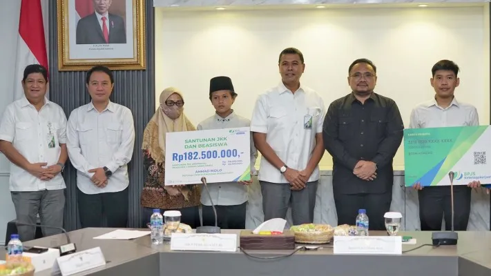 Foto: BPJS Ketenagakerjaan bersama Menteri Agama RI Yaqut Cholil Qoumas menyerahkan santunan kepada petugas haji Rp 182,5 Juta meninggal dunia. (Ist.)