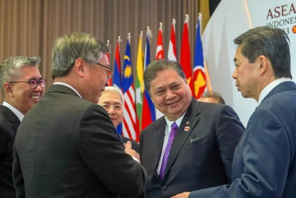 Foto: AECC dipimpin Menko Airlangga Hartarto meluncurkan ASEAN Digital Economy Framework Agreement (DEFA) Negotiation yang merupakan bukti kolaborasi yang kuat antar negara-negara ASEAN dalam mendorong transformasi ekonomi digital di kawasan.  (Ist.)