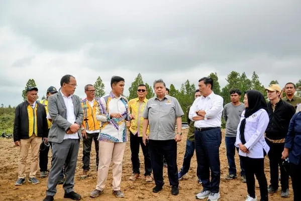 Foto: Menteri Koordinator Bidang Perekonomian Airlangga Hartarto dan Menko Marves Luhut Binsar Pandjaitan meninjau food estate Humbang Hasundutan, Sumatera Utara. (Ist.)