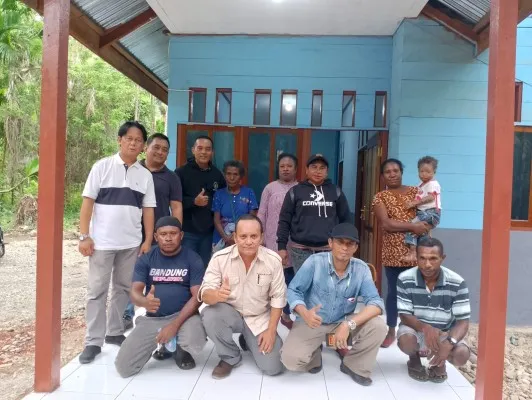 Foto: PT Kristalin Ekalestari perusahaan tambang emas memberikan kunci hasil bedah rumah ke satu keluarga di Desa Nifasi, Nabire, Papua Tengah. (Ist.)