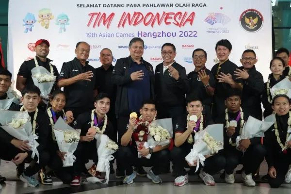 Foto: Ketua Umum Pengurus Besar Wushu Indonesia Airlangga Hartarto bertemu para atlet Wushu yang meraih Medali Emas di Asian Games 2022 di Jakarta. (Ist.)