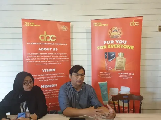 Foto : Bambang Sudiro, Direktur Utama PT Anugerah Berdikari Cemerlang (abc) memberikan penjelasan kepada media tentang bisnis perusahaan abc serta produk-produk yang dikeluarkan perusahaan ini, di Jakarta. (Ist.)