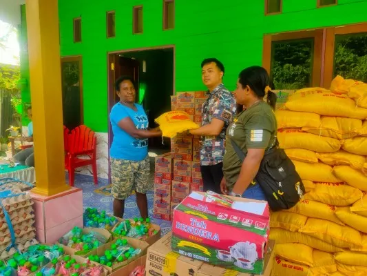 Foto: PT Kristalin Ekalestari membagikan 291 Paket sembako kepada warga Desa Nifasi, Distrik Makimi, Papua Tengah, dalam program CSR. (Ist.)