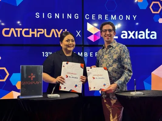 Country Manager CATCHPLAY+ Indonesia, Dhini W Prayogo (kiri) bersama dengan Chief Marketing Officer XL Axiata, Alfons Bosch Sansa (kanan) melakukan penandatanganan kerjasama. ist