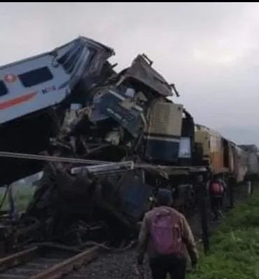 Tabrakan kereta KA Turangga dengan KRL di petak Stasiun Cicalengka. (Ist)