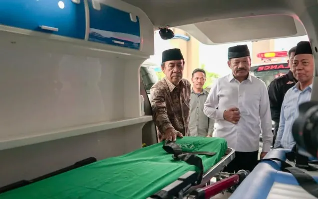 Foto: Badan Pengelola Keuangan Haji (BPKH) bersama Badan Amil Zakat Nasional (Baznas) RI menyerahkan bantuan berupa tiga unit mobil ambulans kepada Pimpinan Muhammadiyah Daerah (PDM) Kabupaten Takalar, Bantaeng, dan Gowa, Sulawesi Selatan. (Ist.)