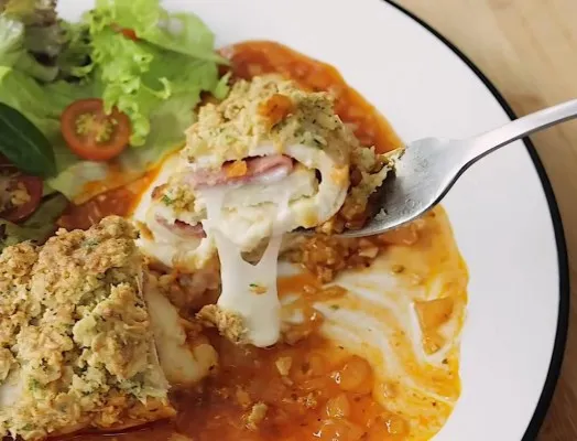 Resep Baked Chicken Cordon Bleu Tanpa Digoreng Kreasi Chef Devina Hermawan. (TikTok/Chef Devina Hermawan)