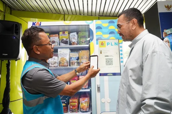 Foto: PT PLN (Persero) menyiapkan vending machine khusus untuk produk Usaha Kecil Mikro dan Menengah (UMKM) di Stasiun Gambir, Jakarta Pusat, bekerjasama dengan PT KAI (Persero) memperkenalkan oleh-oleh khas Jakarta. (Ist.)