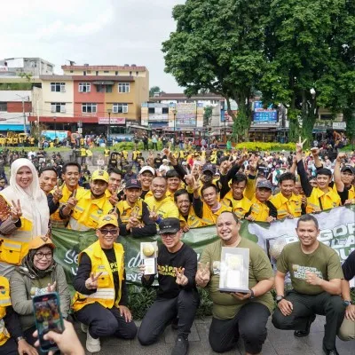 Foto: Walikota Bogor Bima Arya Sugiarto dan Ketua DPRD Kota Bogor Atang Trisnanto arak keliling raih Adipura Kota Bogor. (Ist.)