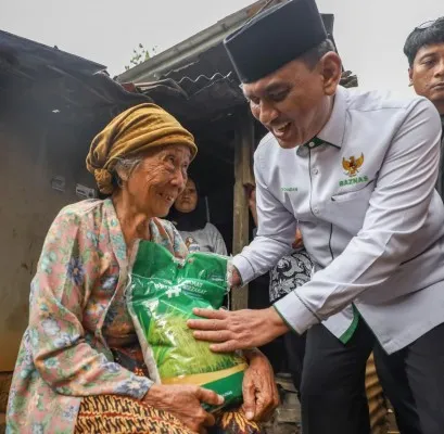 Foto: Baznas RI menyalurkan Zakat Fitrah 250 Mustahik di Kampung Mongol, Bogor, Jawa Barat. (Dok. Baznas RI)