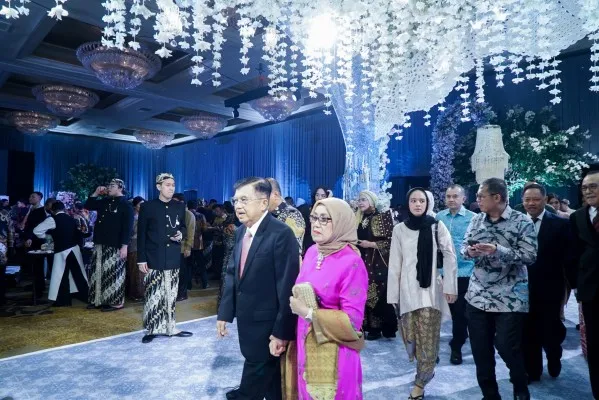 Jusuf Kalla dan istri saat menghadiri resepsi pernikahan puteri kelima Ketua MPR RI, Bambang Soesatyo, Sabtu malam, 20 April 2024. (Dok. Pribadi)