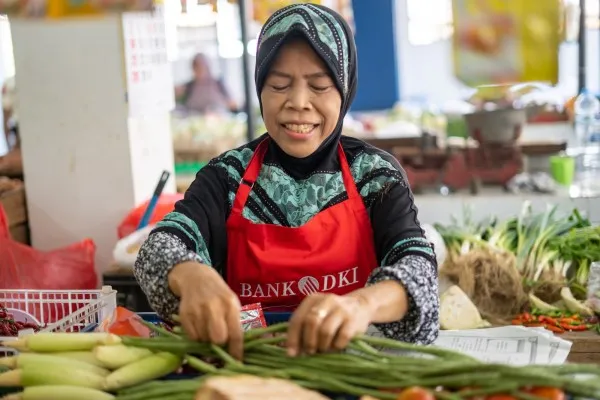 Foto: Pedagang sayur mayur nasabah Jak One Merchant Bank DKI di Pasar Jati Rawasari, Jakarta Pusat. (Dok. Bank DKI)