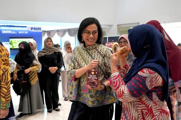 Foto: Menteri Keuangan Republik Indonesia Sri Mulyani memberikan semangat dan dukungan kepada pelaku UMKM Indonesia. Salah satunya adalah Ibu Yuliana Rosita Dewi nasabah Permodalan Nasabah Madani (PNM). (Dok. PNM)