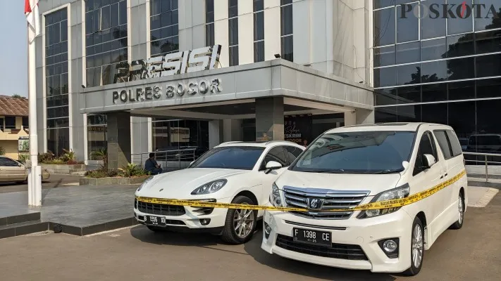 Dua mobil mewah milik tersangka kasus pemerasan, yakni Mobil Porsche dan Alphard yang kini disita polisi. (Poskota/Panca Aji)