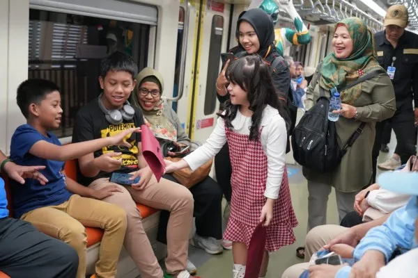 LRT Jabodebek menggelar acara seru bertajuk “Color & Cookies Fun” di Stasiun LRT Jabodebek Cawang. (Dok. Humas LRT)