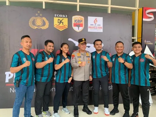 Kapolda Kepri, Irjen Pol Yan Fitri bersama para anggota yang mengikuti Kejuaraan Karate Piala Kapolri 2024. (Dok. Ditlantas Polda Kepri)