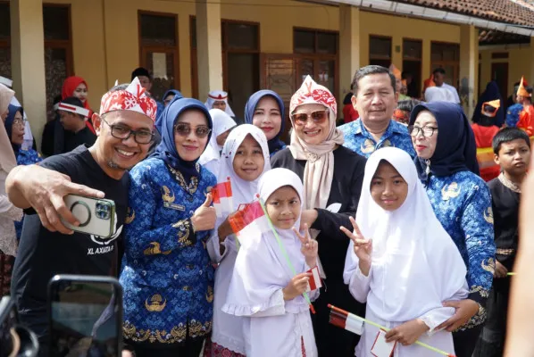 Foto: Presiden Direktur dan CEO XL Axiata, Dian Siswarini (kedua dari kanan), bersama petinggi XL Axiata lainnya dan Kepsek SLB C Yayasan Karya Bhakti Garut, Kepsek SLB Negeri B Garut saat peringatan HUT RI ke-79. (dok. XL Axiata)