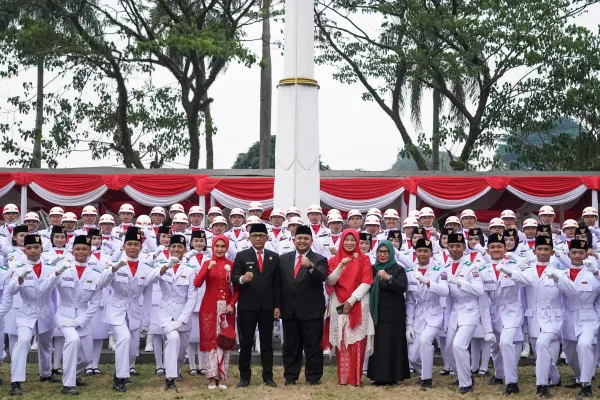 Foto: DPRD Kota Bogor bersama Paskibra Kota Bogor foto bersama HUT RI ke-79. (Dok. Setwan Kota Bogor)