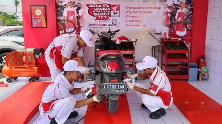 Foto: Petugas Teknisi Honda Motor melakukan servis kendaraan motor honda. (Dok. Wahana Honda)