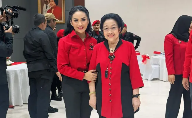 Potret Krisdayanti dan Ketua Umum PDIO, Megawati (Foto: Instagram/@krisdayantilemos)