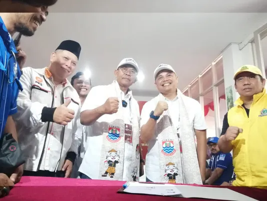 Pasangan bakal calon Wali Kota dan Wakil Wali Kota Cimahi, Dikdik Suratno Nugrahawan dan Bagja Setiawan, resmi mendaftar ke Komisi Pemilihan Umum (KPU) Kota Cimahi pada Rabu (28/8/2024). (Poskota/Gatot Poedji Utomo)