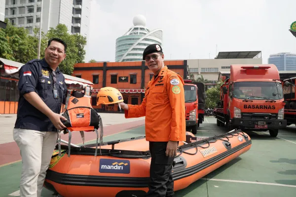 Foto: Bank Mandiri menyerahkan bantuan peralatan bencana ke Basarnas. (Dok. Bank Mandiri)